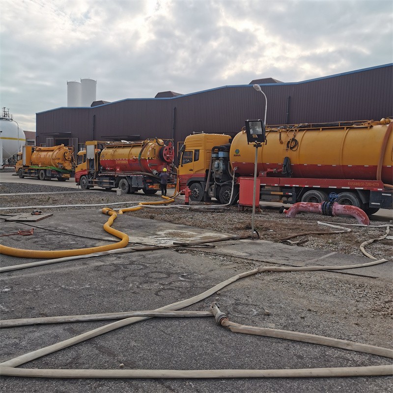 德钦污水池清理