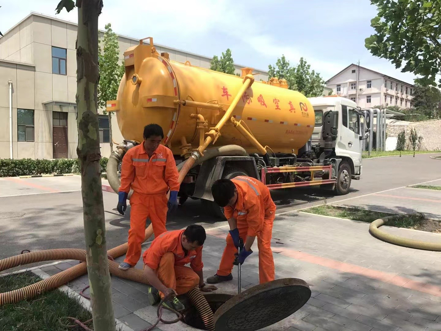 德钦管道疏通车停在窨井附近