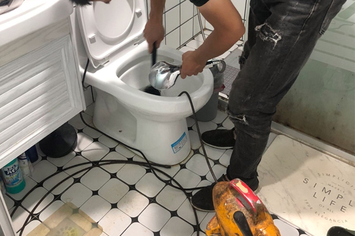 德钦马桶堵塞自己疏通还是找师傅？专业上门服务让你省时更省心