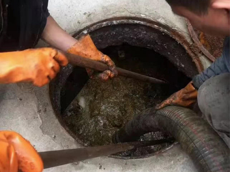 德钦清理化粪池时如何避免沼气的危害？